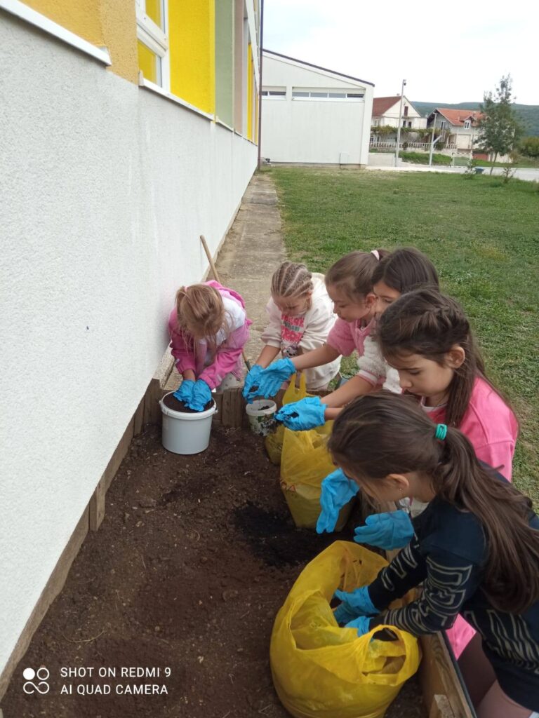 ,,Mali vrt je naše blago, prijateljstvo cvjeta drago.”